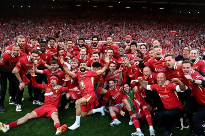 Selebrasi pemain Liverpool usai memastikan diri menjadi juara Liga Inggris musim lalu