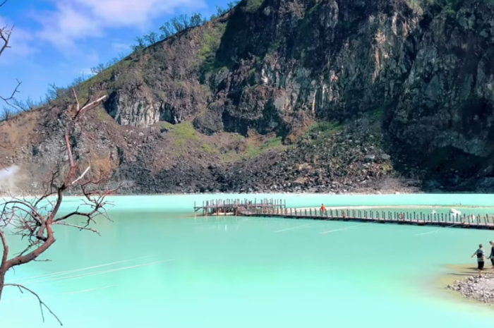 Pemandangan alam Kawah Putih Ciwidey Bandung