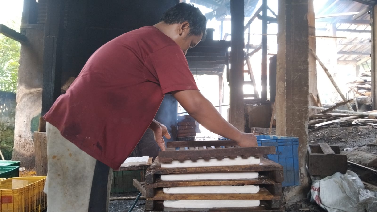 Kenaikan harga kacang kedelai, dikeluhkan produsen tahu dan tempe di Kampung Leweungkolot, Desa Girimulya, Kecamatan Cibungbulang, Kabupaten Bogor, salah satunya Sohid.
