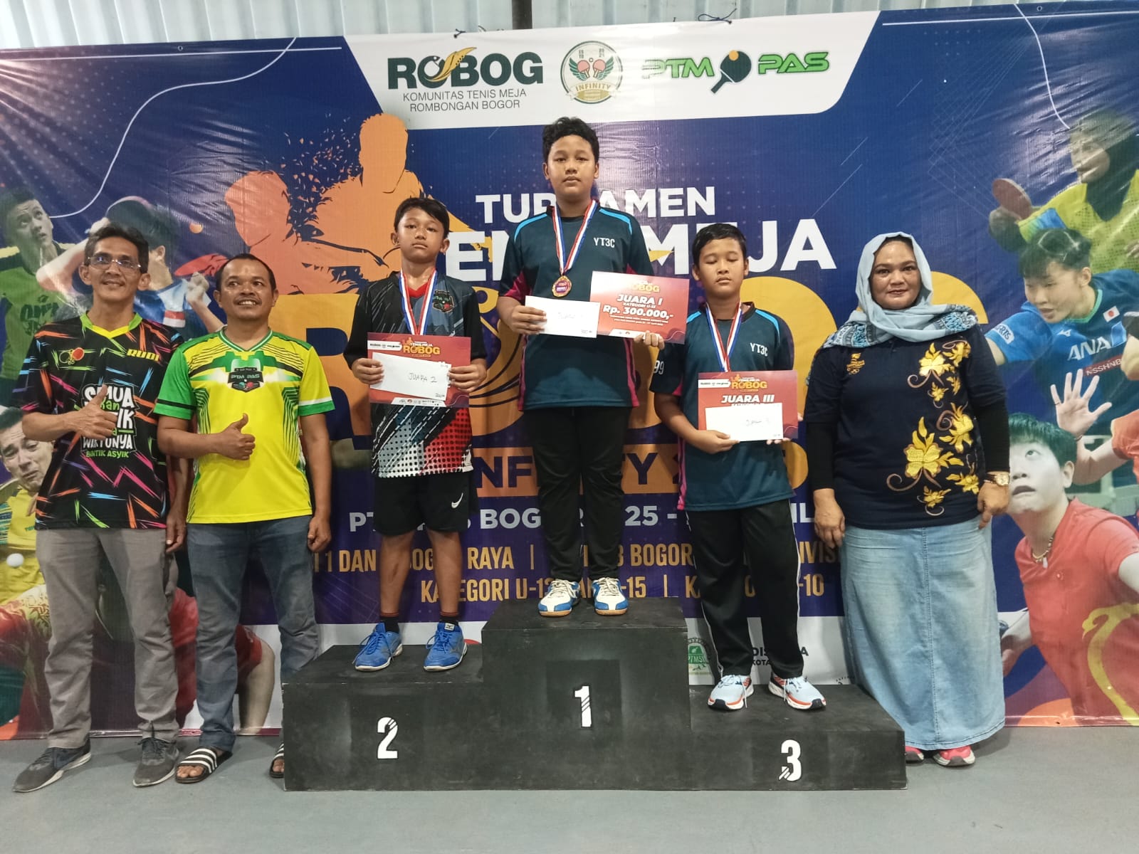 Para pemenang turnamen Tenis Meja Robog Infinity, yang berlangsung di Bojonggede, Kabupaten Bogor, berakhir pada Minggu (27/4/2025).