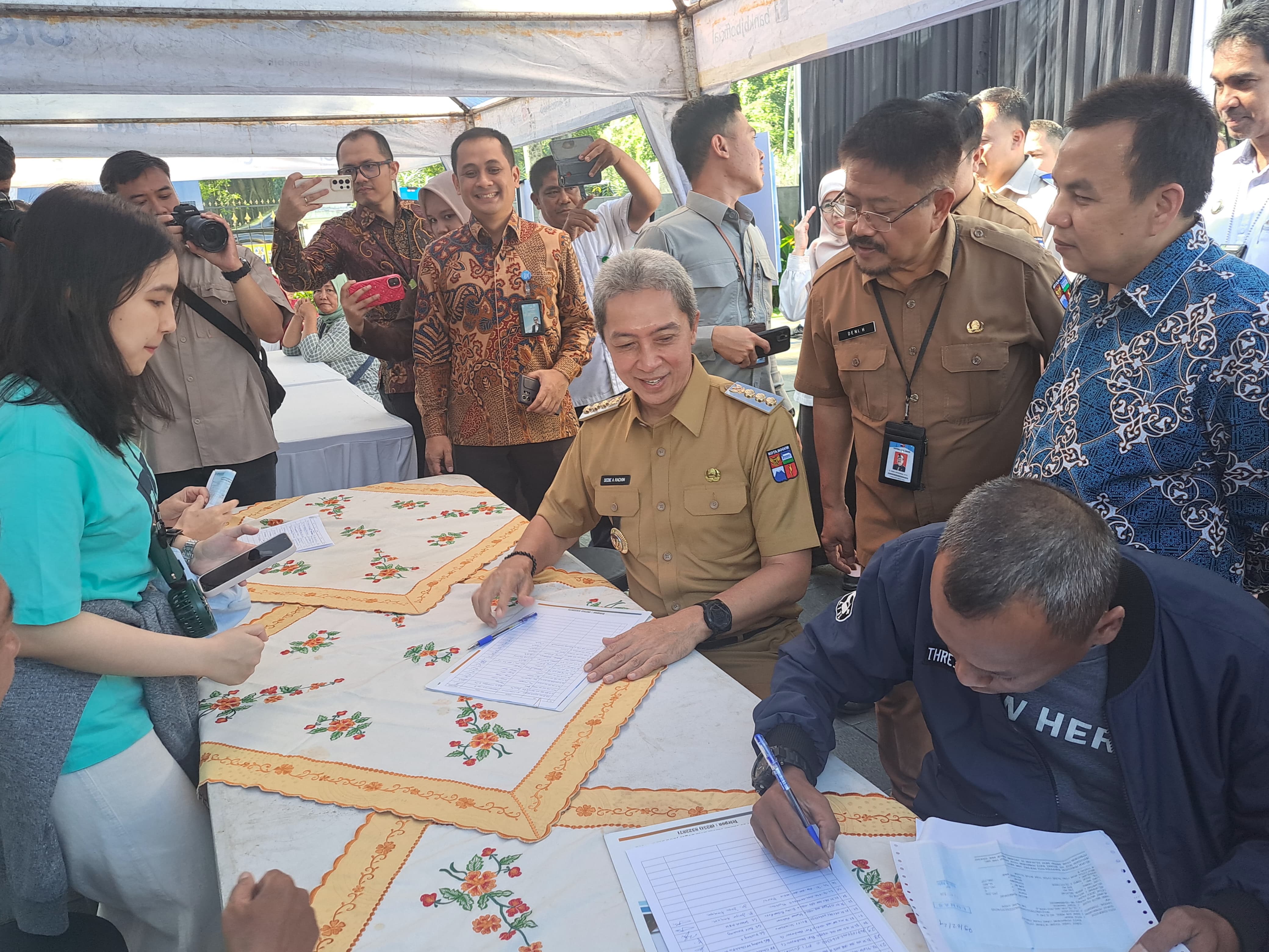 Launching program pengurangan dan penghapusan denda PBB-P2 di Balai Kota Bogor, Senin (28/4/2025).