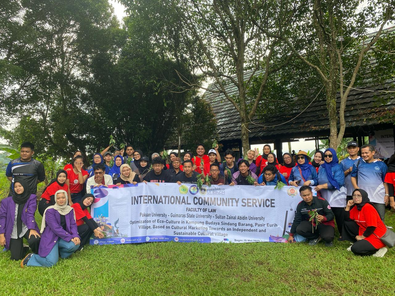 Suasana PKM internasional FH Unpak Bogor di Desa Pasir Eurih.