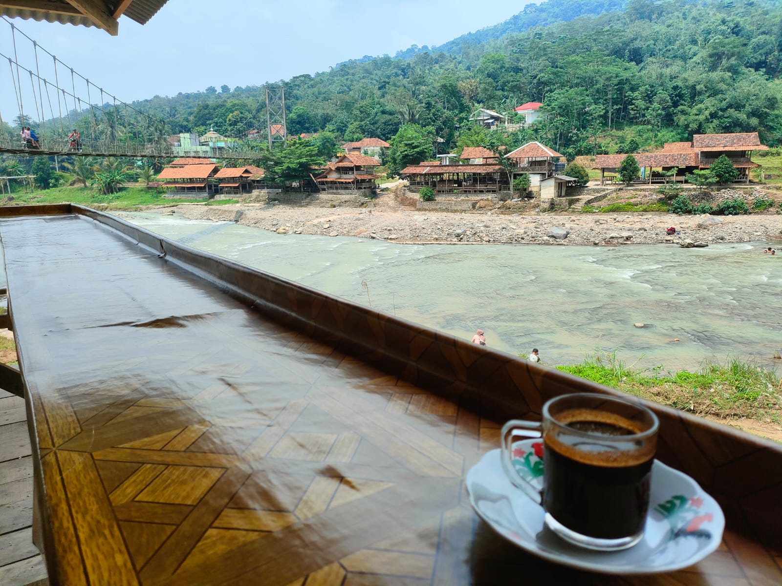 Pemandangan Sungai Cipamingkis, Jonggol dari warung di pinggir jalan yang jadi tempat favorit pelancong juga pengendara.