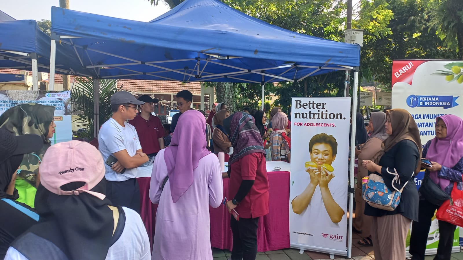 Peserta Gerakan Pangan Murah di Kota Bogor menerima bantuan beras fortifikasi sebagai bagian dari upaya meningkatkan gizi masyarakat.