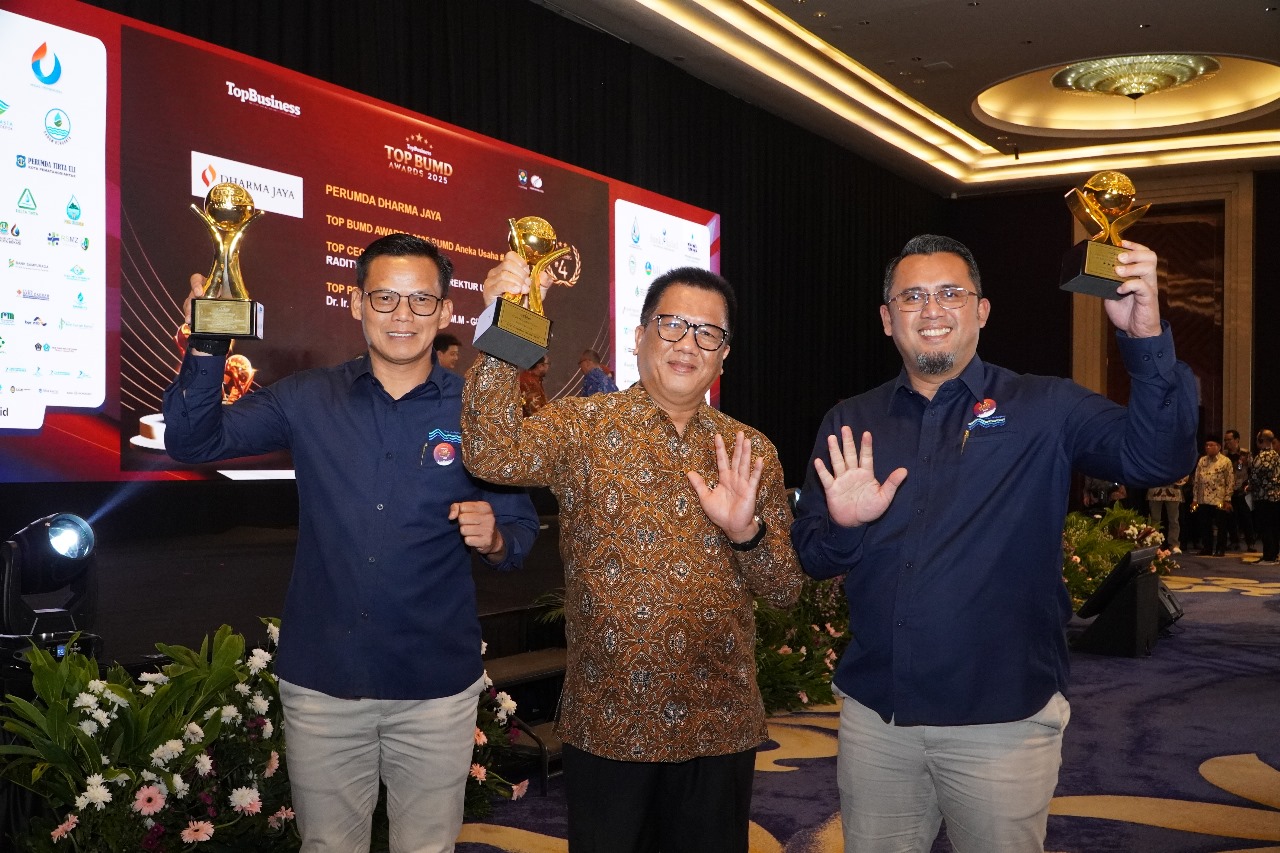 Jajaran manajemen Perumda Air Minum Tirta Kahuripan Kabupaten Bogor saat menerima penghargaan TOP BUMD Award 2025.
