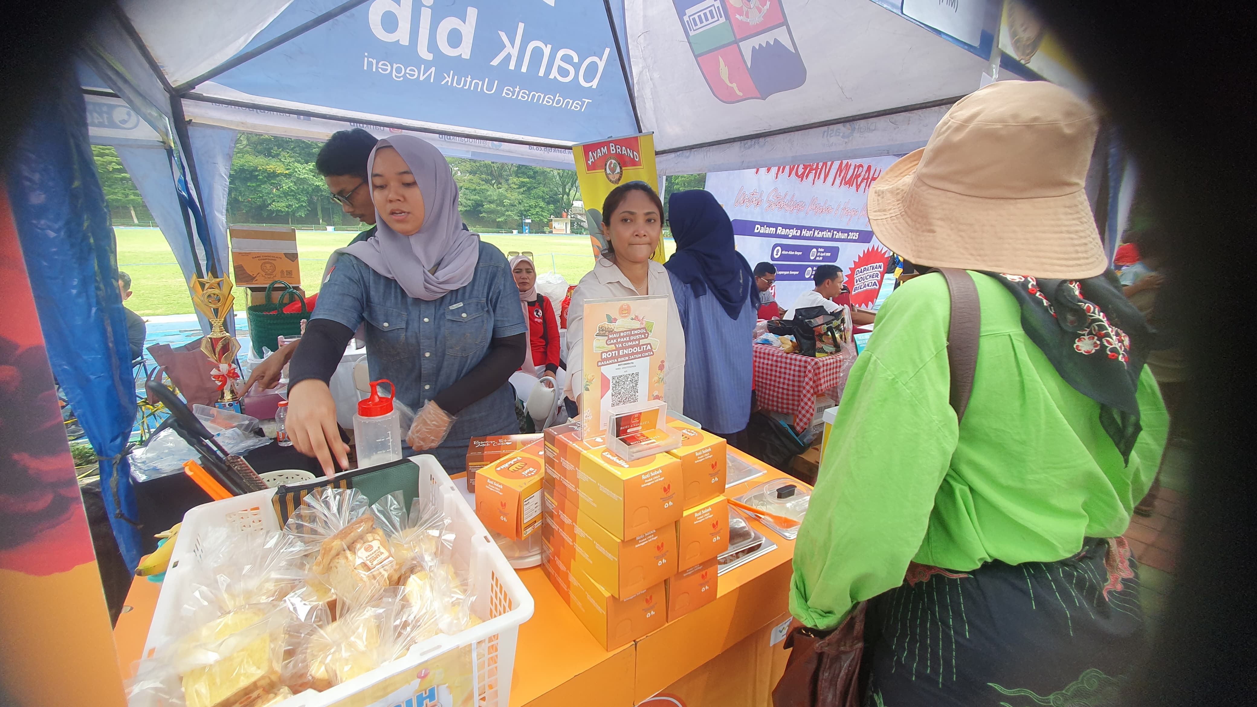 Pengunjung Toko Roti Endolita, berburu roti pilihannya.