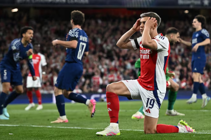 Ekspresi pemain Arsenal gagal mencetak gol ke gawang PSG pada semifinal Liga Champions.