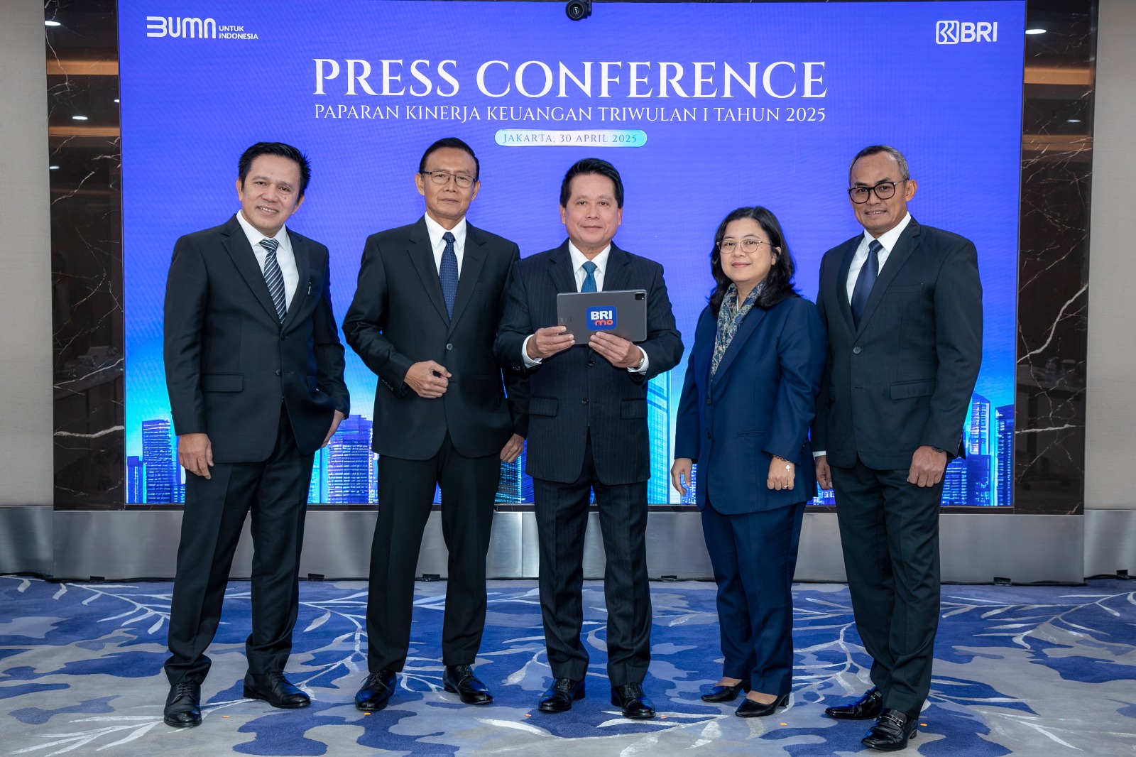 Para petinggi BRI foto bersama usai Press Conference Kinerja Keuangan BRI Triwulan I 2025.