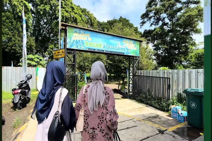 Pintu masuk Bogor Aquagame yang dikunjungi wisatawan.