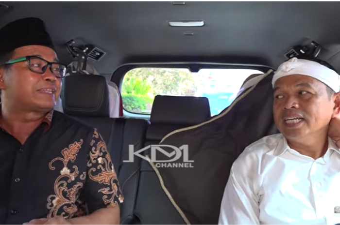 Gubernur Jawa Barat Dedi Mulyadi berbincang dengan Kepala SMA Negeri 1 Cikarang Utara Didi Rosidi.