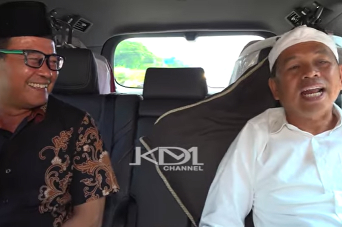 Gubernur Jawa Barat Dedi Mulyadi berbincang dengan Kepala SMA Negeri 1 Cikarang Utara Didi Rosidi.