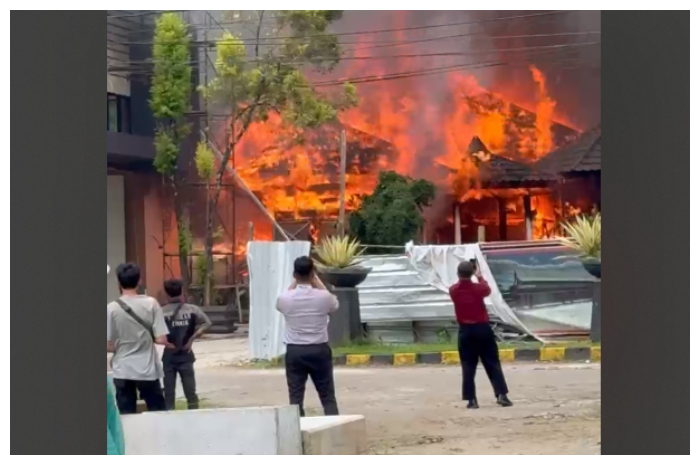 Tangkapan layar kebakaran yang melanda Hotel Grand Cempaka, Kecamatan Megamendung, Kabupaten Bogor, Rabu (30/4/2025).