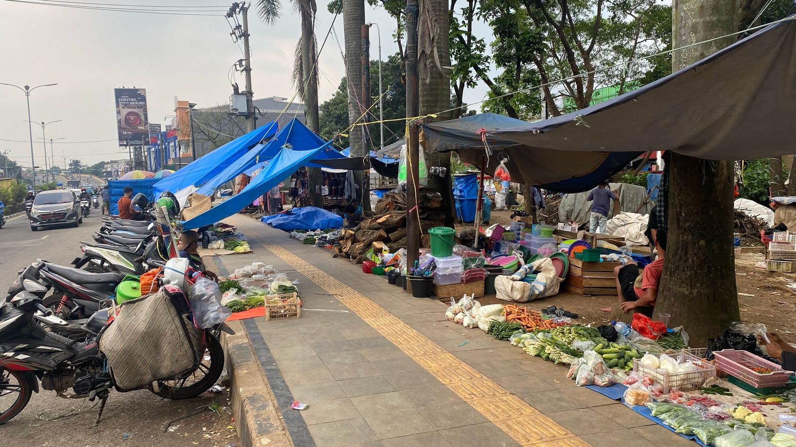 Para PKL basah di Pasar Cibinong, Kabupaten Bogor, tepatnya di depan Ramayana bakal direlokasi pada Jumat (02/05/2025).