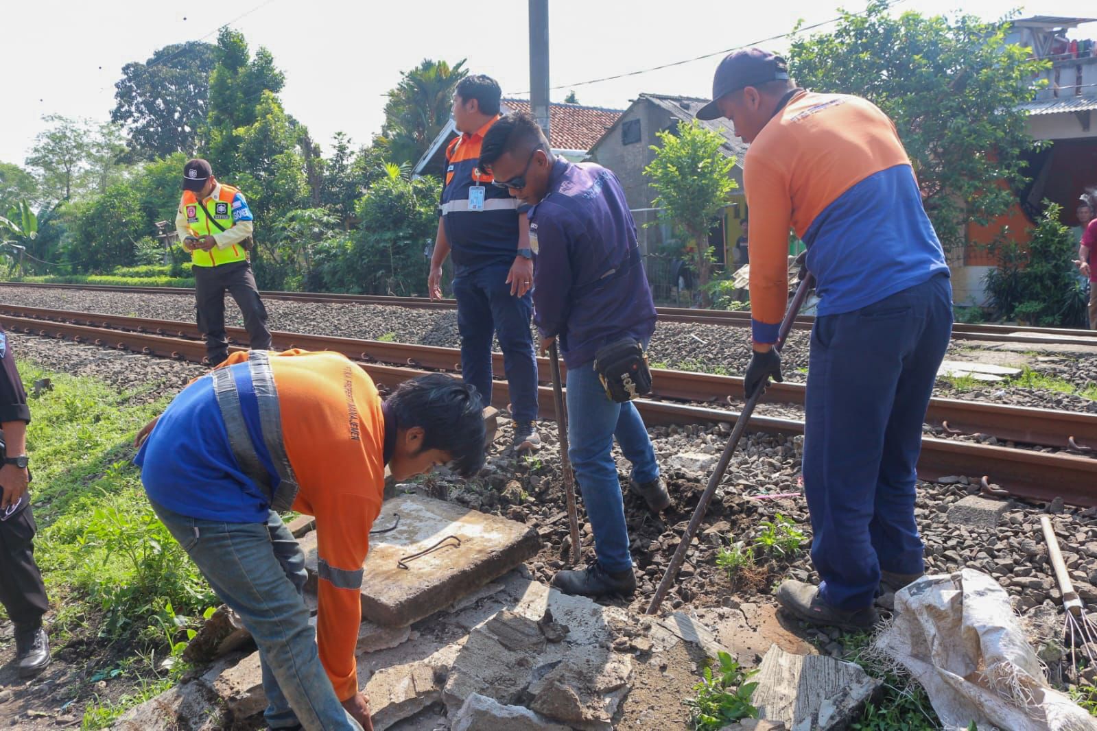Petugas PT KAI Daop 1 Jakarta bersama BTP Kelas 1 Jakarta, menutup perlintasan sebidang liar di Kota Bogor, Rabu (30/4/2025).