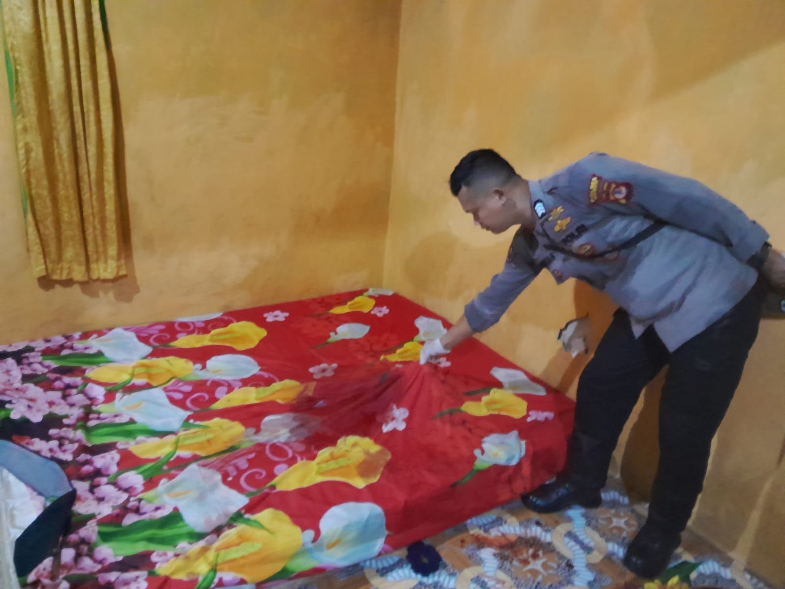 Petugas Polsek Rumpin, saat olah TKP dugaan kasus pembunuhan seorang ibu rumah tangga di Desa Mekarsari, Kecamatan Rumpin, Kabupaten Bogor.
