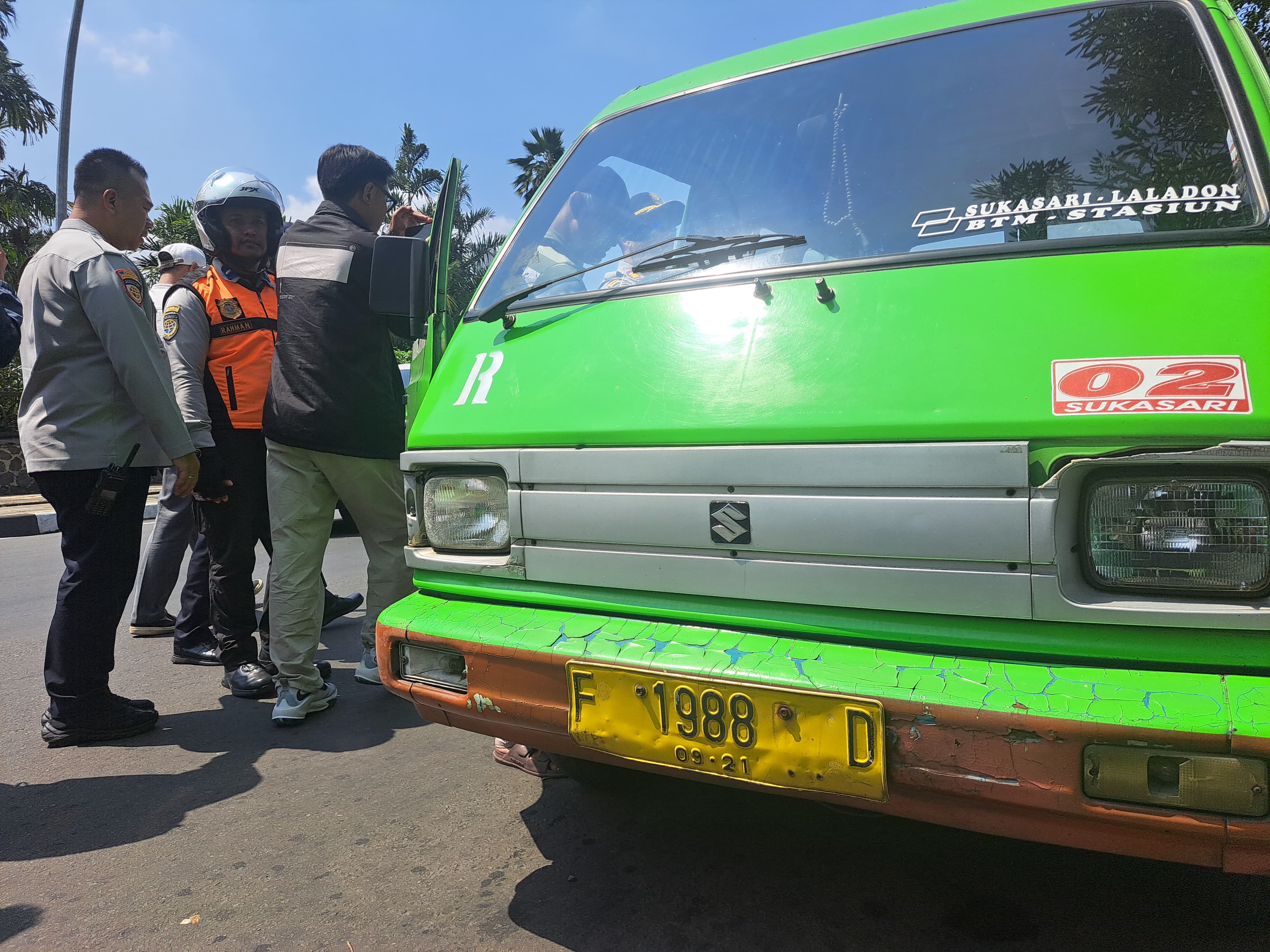 Petugas Dishub Kota Bogor, saat melakukan razia angkot tua yang sudah tidak memiliki izin operasi, Rabu (30/4/2025).