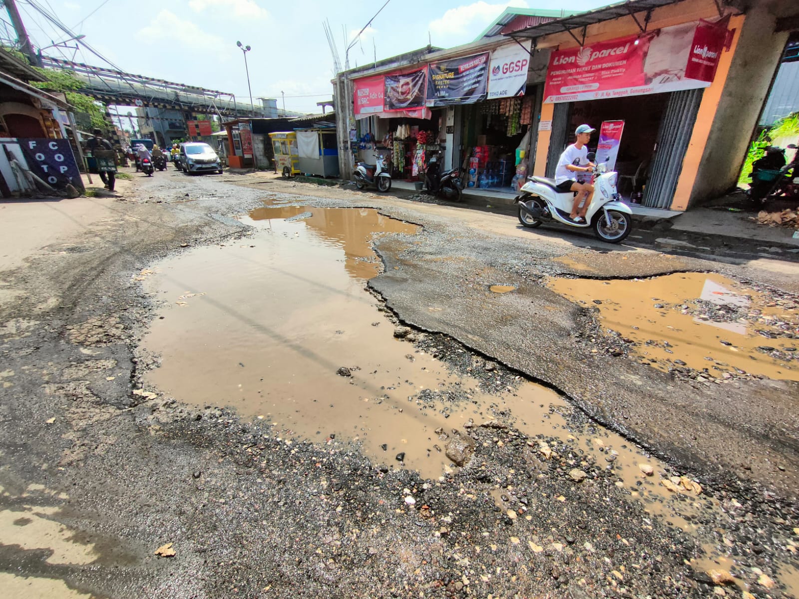 Kondisi jalan rusak di Desa Tarikolot, Kecamatan Citeureup, Kabupaten Bogor.