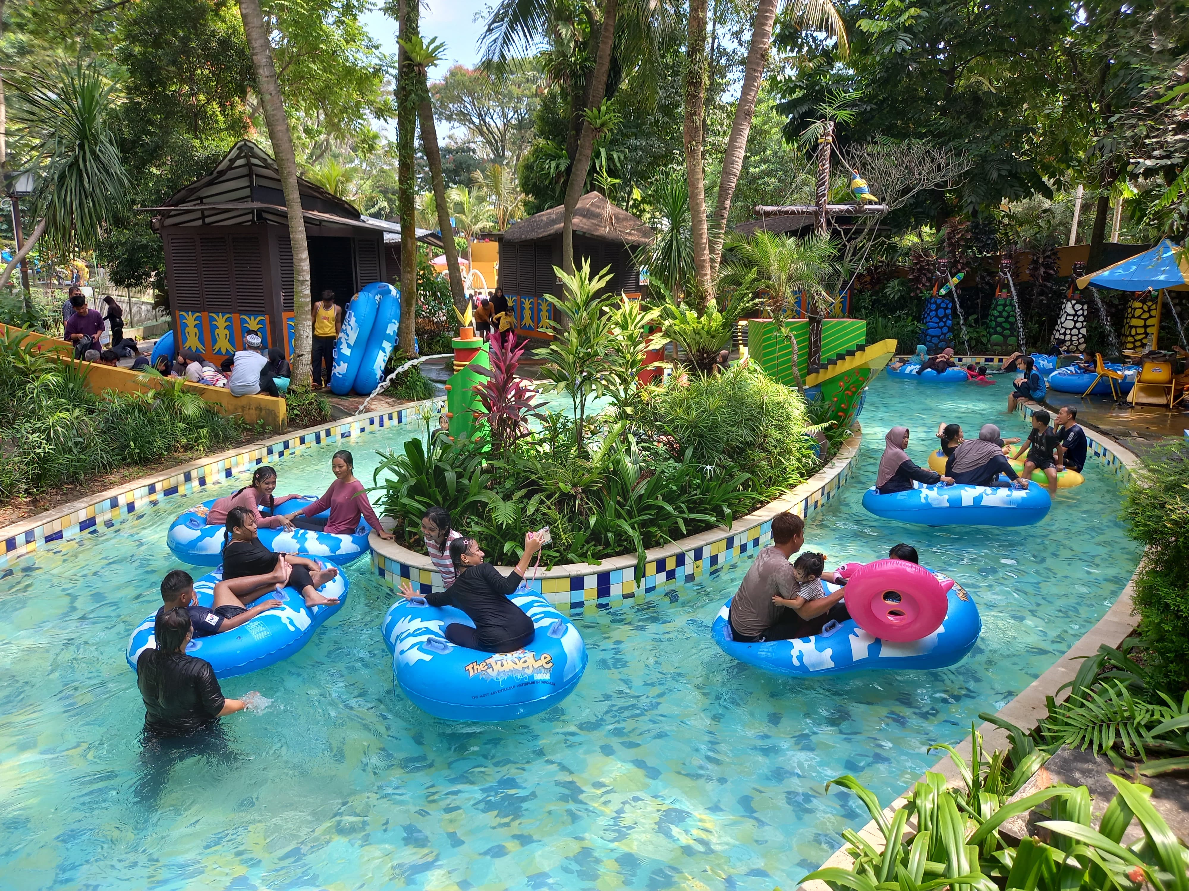 Pengunjung saat menikmati salah satu wahana di kawasan The Jungle Waterpark Bogor.