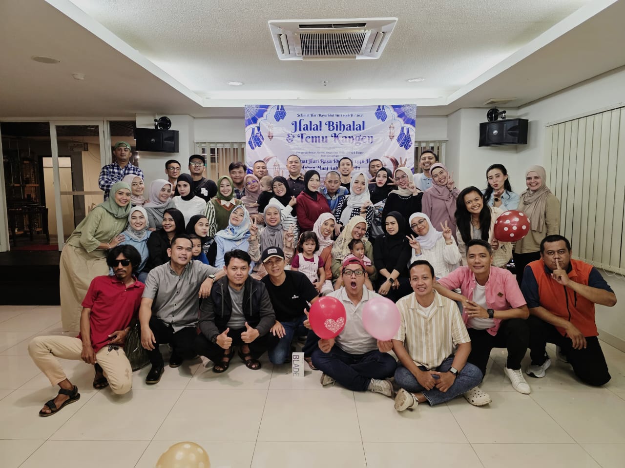 Alumni SMPN 9 Kota Bogor foto bersama disela-sela kegiatan temu kangen dan halal bihalal.
