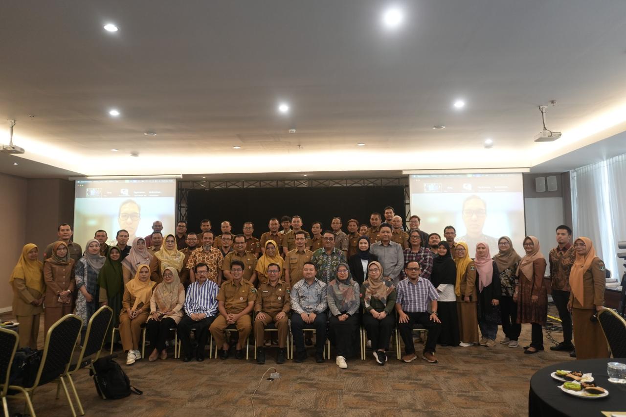 Jajajaran Pemprov Sumatera Barat dan KLH usai kegiatan sosialisasi dan FGD.
