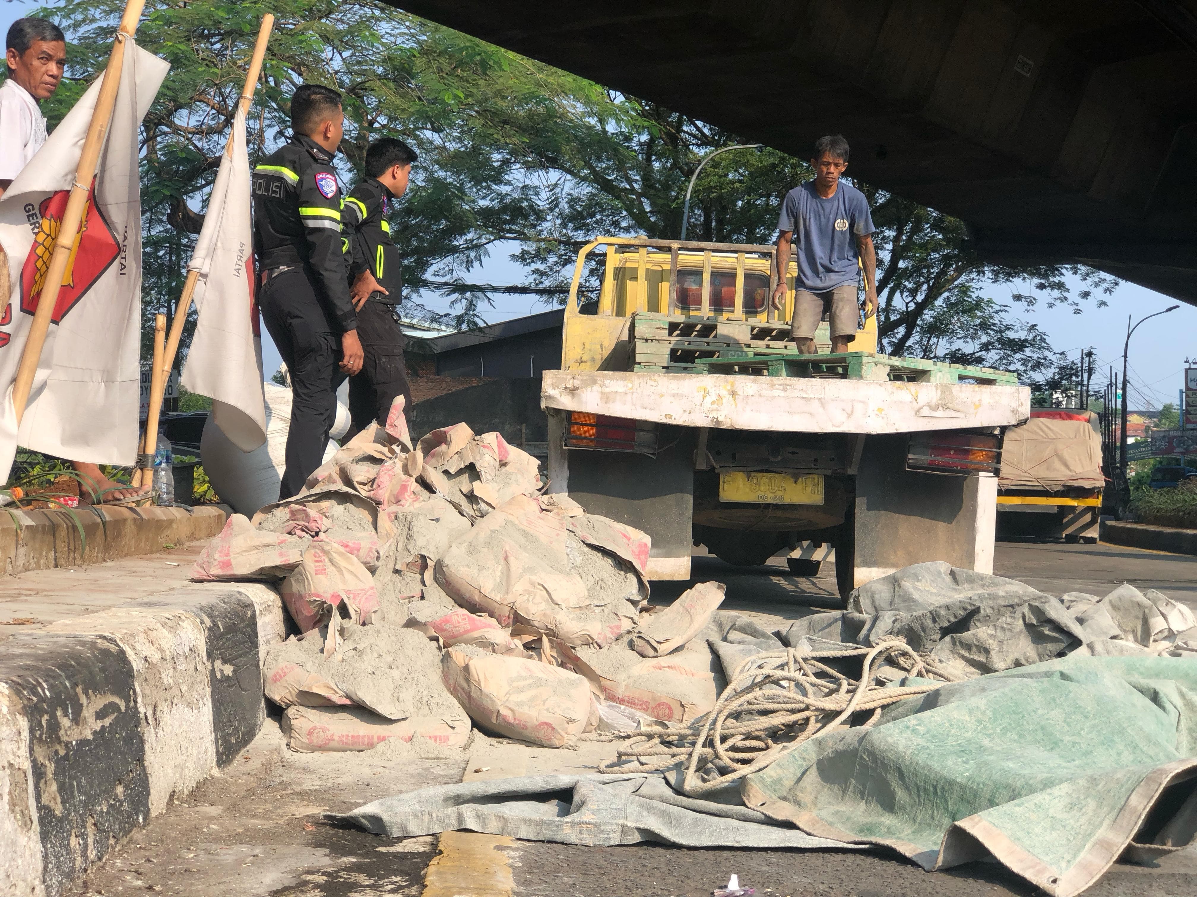 Proses evakuasi truk semen yang terguling di Jalan Sholeh Iskandar, Kecamatan Bogor Utara.