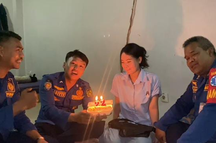 Petugas saat menghibur wanita sedang berulang tahun dan patah hati usai putus cinta.