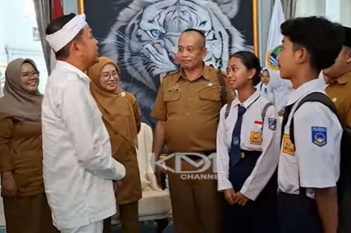 Gubernur Jawa Barat Dedi Mulyadi saat berbincang dengan siswa SMP Negeri 1 Panawangan, Kabupaten Ciamis.