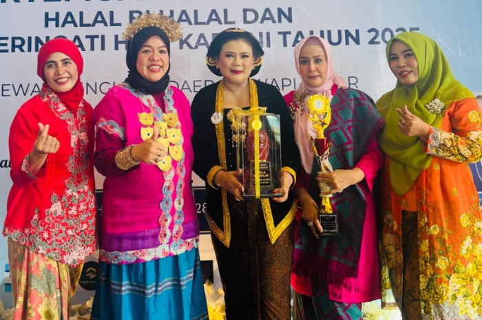 Owner House of Pramudya sekaligus Anggota Iwapi Kota Bogor Susi Yudhianti meraih juara satu&nbsp;lomba busana nusantara