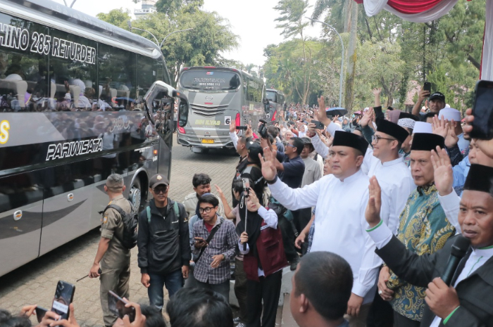 Calon jemaah haji asal Kabupaten Bogor saat diberangkatkan ke Tanah Suci.