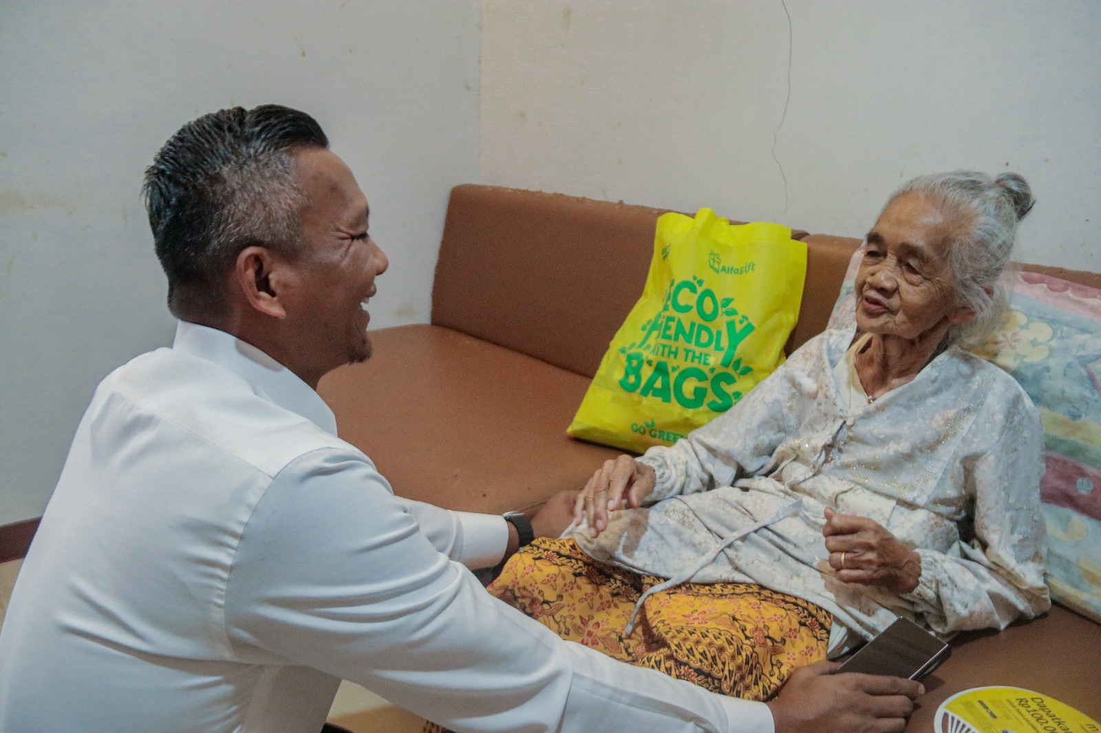 Wakil Wali Kota Bogor Jenal Mutaqin saat berbincang dengan Mbah Supinah.