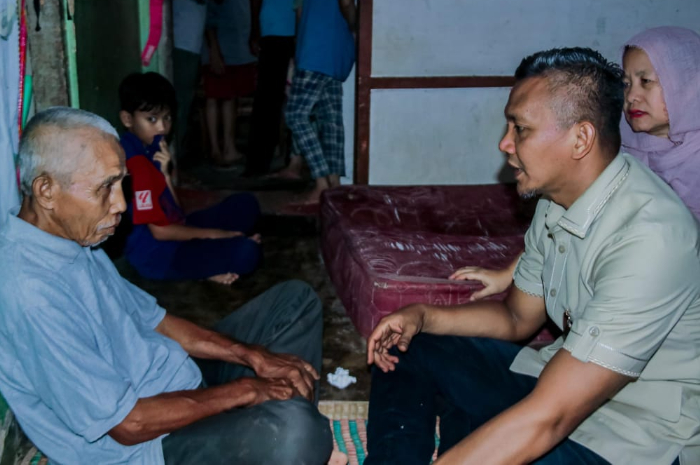 Wakil Wali Kota Bogor Jenal Mutaqin bersama kakek penjual pisang yang menjadi korban pemukulan.