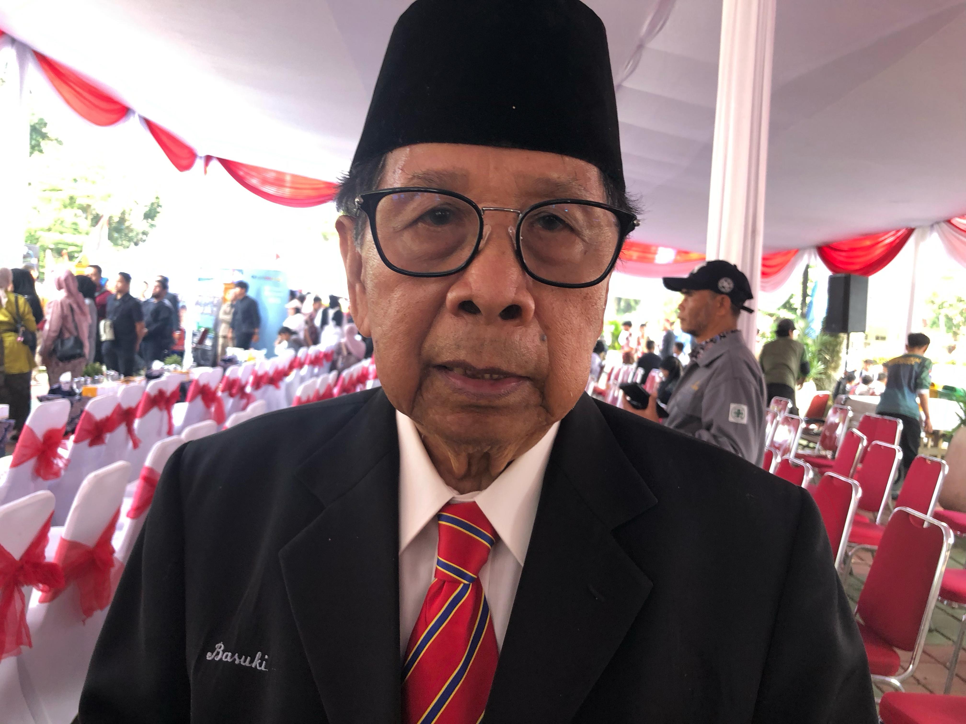Tokoh Pendidikan Kota Bogor, Basuki saat diminta komentar terkait minimnya lulusan sarjana di Kota Bogor.