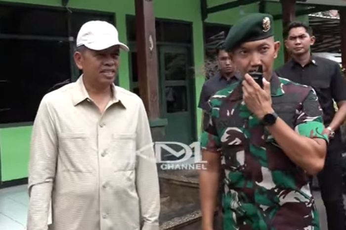 Gubernur Jawa Barat Dedi Mulyadi bersama Komandan Resimen Artileri Medan (Danmenarmed) 1/Sthira Yudha Kostrad Kolonel Arm Roni&nbsp;Junaidi.