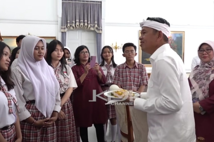 SERIUS: Gubernur Jawa Barat, Dedi Mulyadi memberikan wejangan kepada para siswa dan guru SMA Yadika 8 Bekasi di gedung Pakuan.