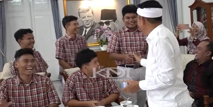 Gubernur Jawa Barat Dedi Mulyadi membangikan uang kepada siswa SMA Yadika 8 Bekasi karena telah turun ke sungai