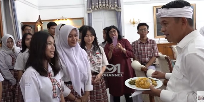 Gubernur Jawa Barat Dedi Mulyadi menyampaikan alasan larangan wisuda di depan siswa SMA Yadika 8 Bekasi