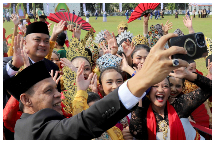 Bupati Bogor, Rudy Susmanto menyapa siswa usai pertunjukan Tari Kolosal Nusantara di Lapangtan Tegar Beriman, Kabupaten Bogor, Jawa Barat, Jumat (2/5/2025).