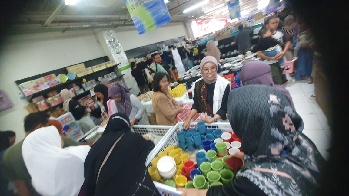 Warga berburu produk rumah tangga dalam pameran IHLS 2025 di Mall BTM, Kota Bogor.