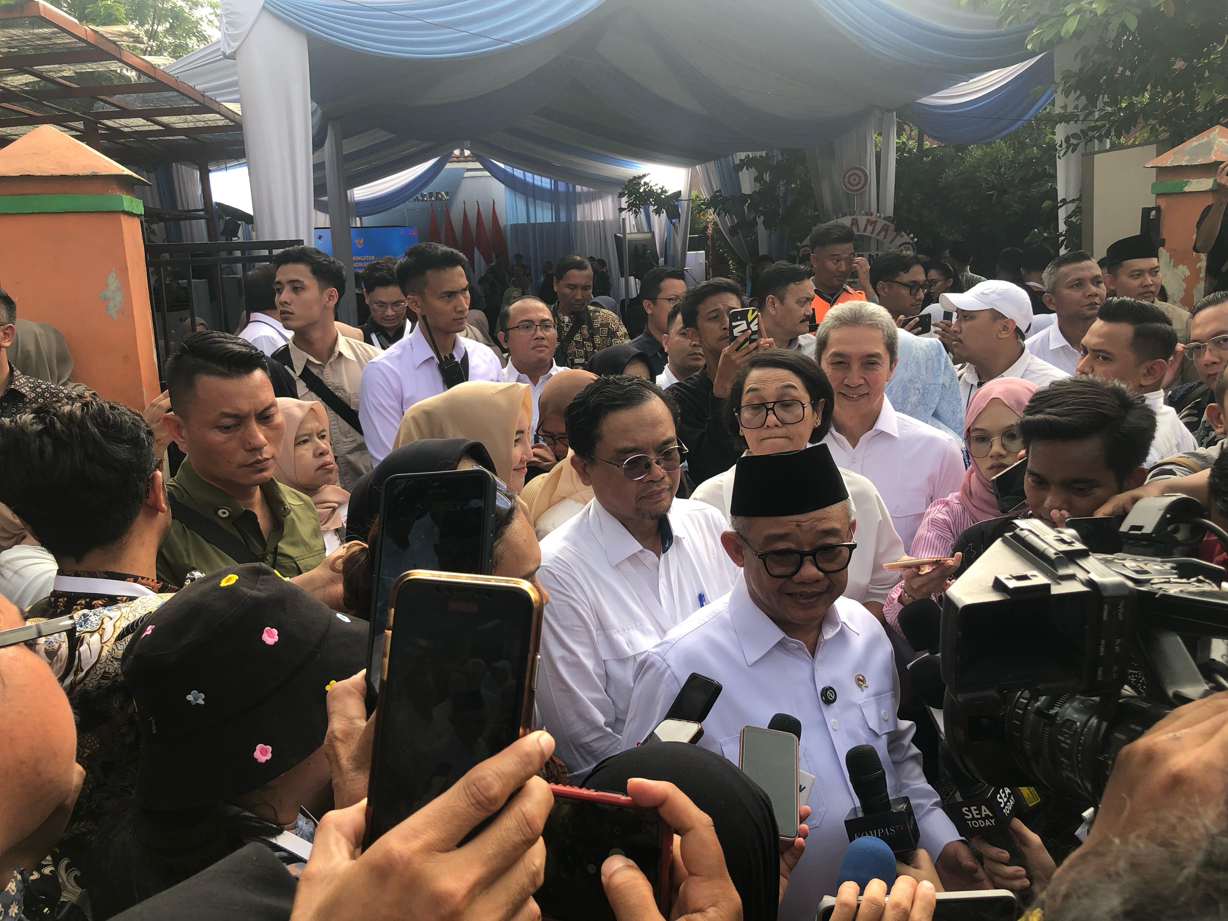 Menteri Pendidikan Dasar dan Menengah, Abdul Mu&rsquo;ti, memberikan keterangan kepada awak media saat kunjungannya ke SDN Cimahpar 5 Kota Bogor, Jumat (2/5/2025).