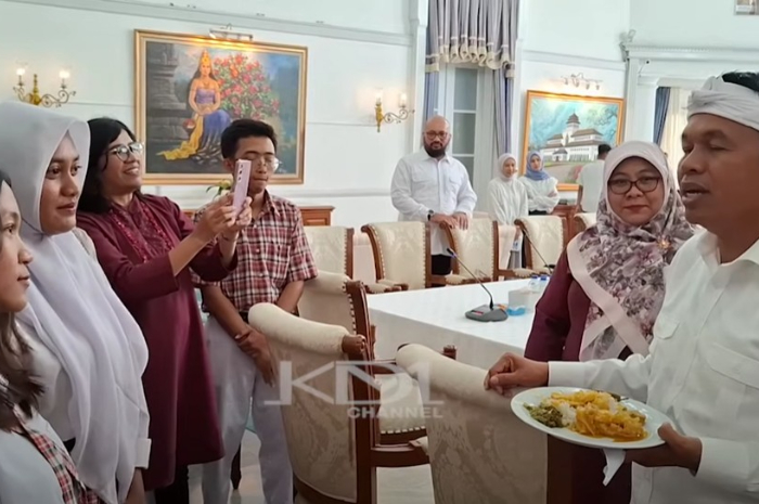 Para siswa dan guru SMA Yadika 8 Bekasi makan bersama Gubernur Jawa Barat Dedi Mulyadi di gedung Pakuan.