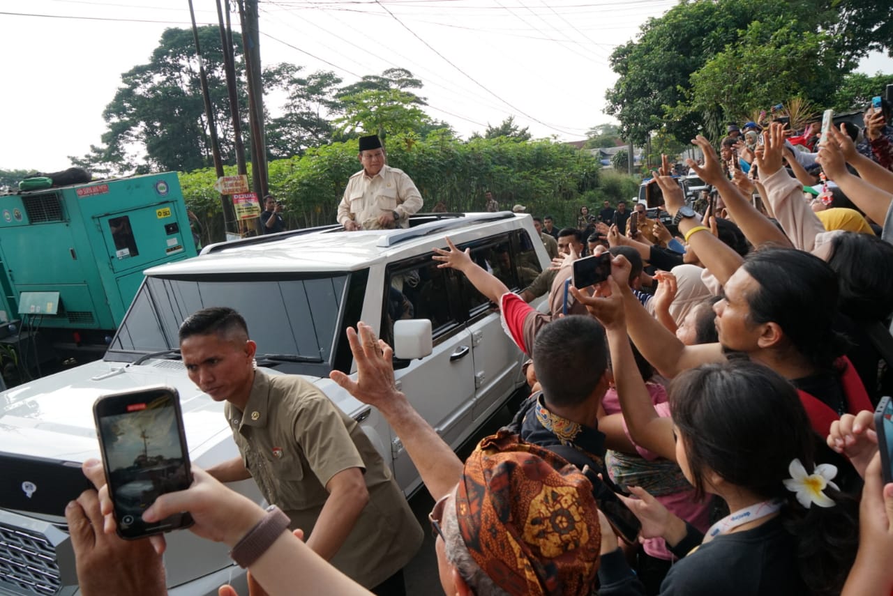 Warga antusias menyambut kedatangan Presiden Pranowo Subianto di SDN Cimahpar, Kota Bogor, Jumat (2/5/2025).