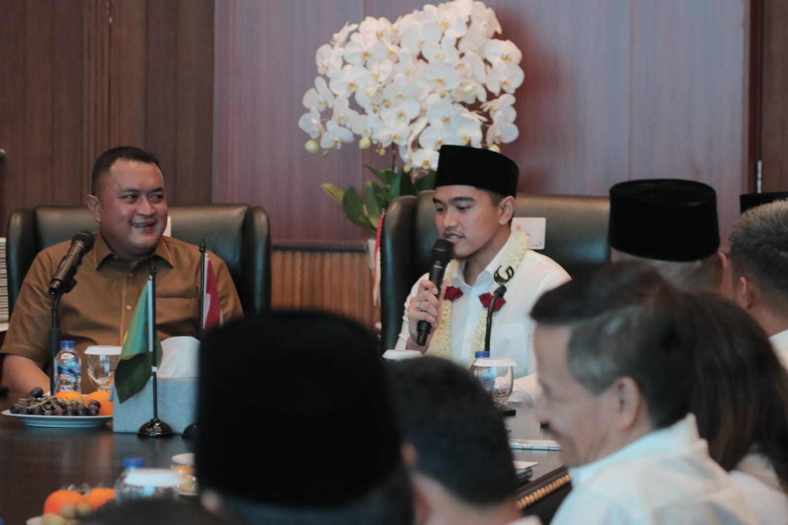 Ketua Umum PSI, Kaesang Pangarep saat temui Bupati Bogor, Rudy Susmanto di Aula Soekarno-Hatta, Cibinong, Kabupaten Bogor, Jawa Barat, Jumat (2/5/2025).