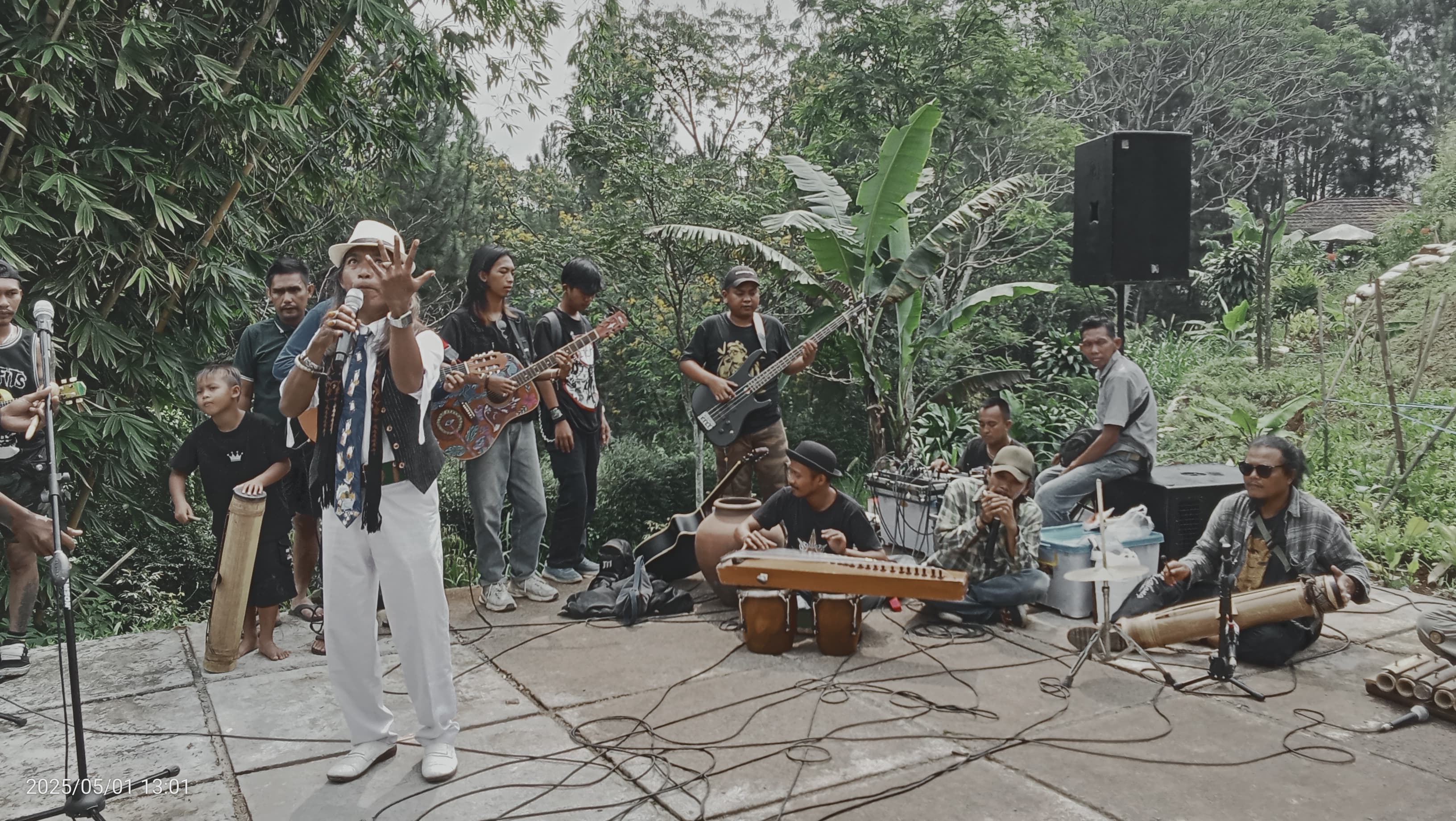 Komunitas Rumah Budaya HMA, ikut memperingati hari buruh dengan cara yang tak biasa.