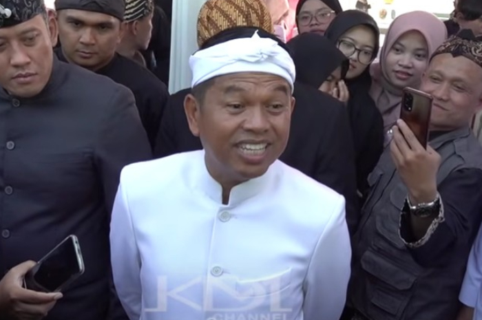Gubernur Jawa Barat Dedi Mulyadi memberikan keterangan kepada wartawan.