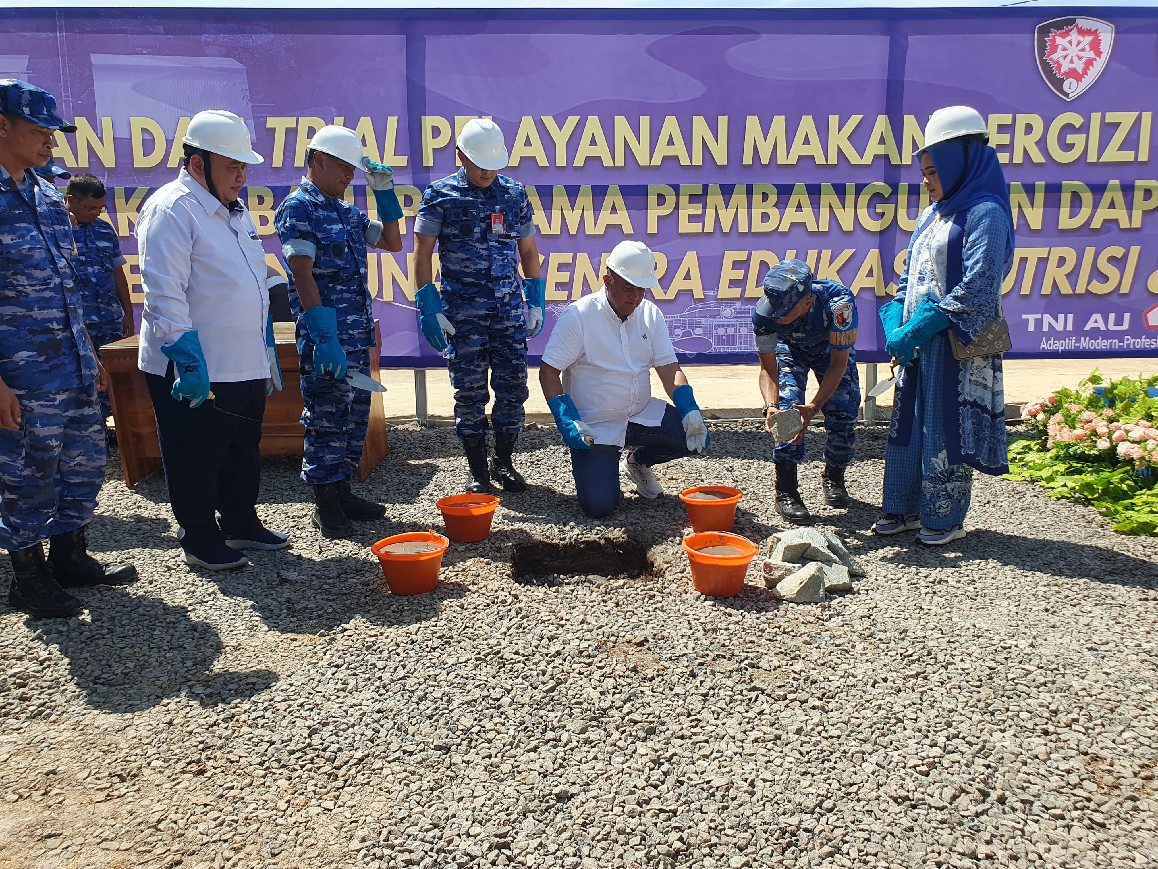 Pangkopsud I TNI AU Marsda Mohammad Nurdin bersama Bupati Bogor, Rudy Susmanto dan jajaran TNI AU saat melakukan batu pertama gedung kedua SPPG di Lanud ATS.