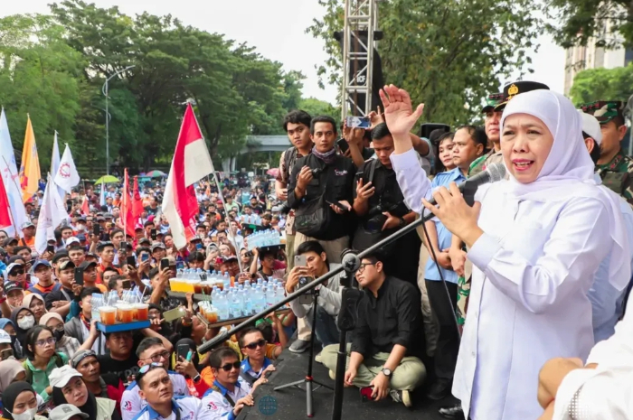 Gubernur Jawa Timur Khofifah Indar Parawansa bersama Wakil Gubernur Emil Elestianto Dardak saat menyapa para buruh.