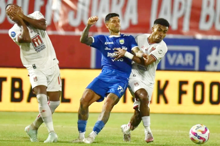 Pemain Persib Bandung Ciro Alves dikawal ketat pemain Malut United pada laga di Stadion Gelora Kie Raha, Ternate, Jumat (2/5/2025).