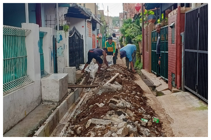 Para pekerja membersihkan bekas tanah proyek galian drainase di Gang Nila, RT 04 RW 11, Kelurahan Kebonpedes, Kecamatan Tanah Sareal, yang sempat dikeluhkan warga.