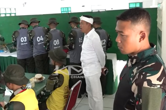 Gubernur Jawa Barat Dedi Mulyadi mengunjungi siswa SMP di Purwakarta yang menjalani pendidikan di Menarmed 1/Sthira Yudha Kostrad.