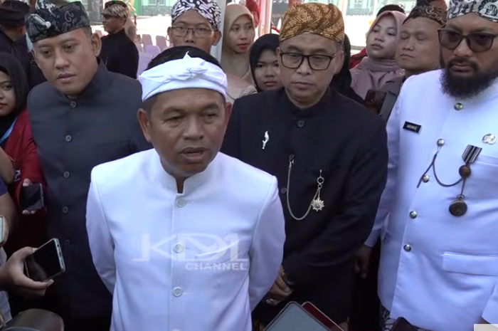 Gubernur Jawa Barat Dedi Mulyadi saat memberi keterangan terkait program siswa yang dididik di barak militer.